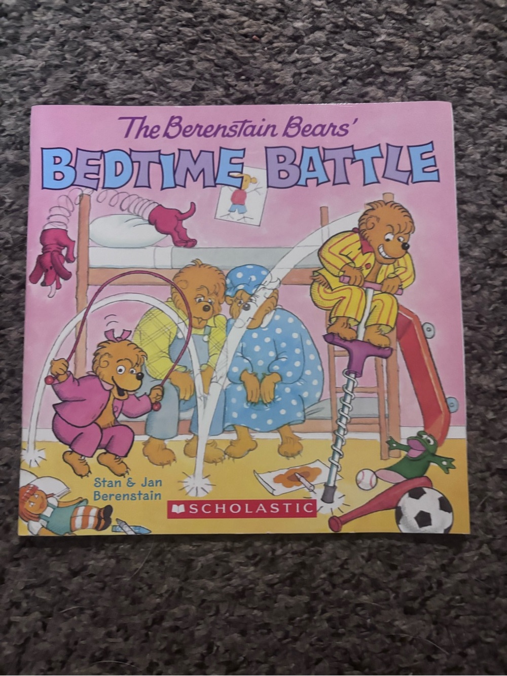 Scholastic The Berenstain Bears Bedtime Battle - Pink Cover